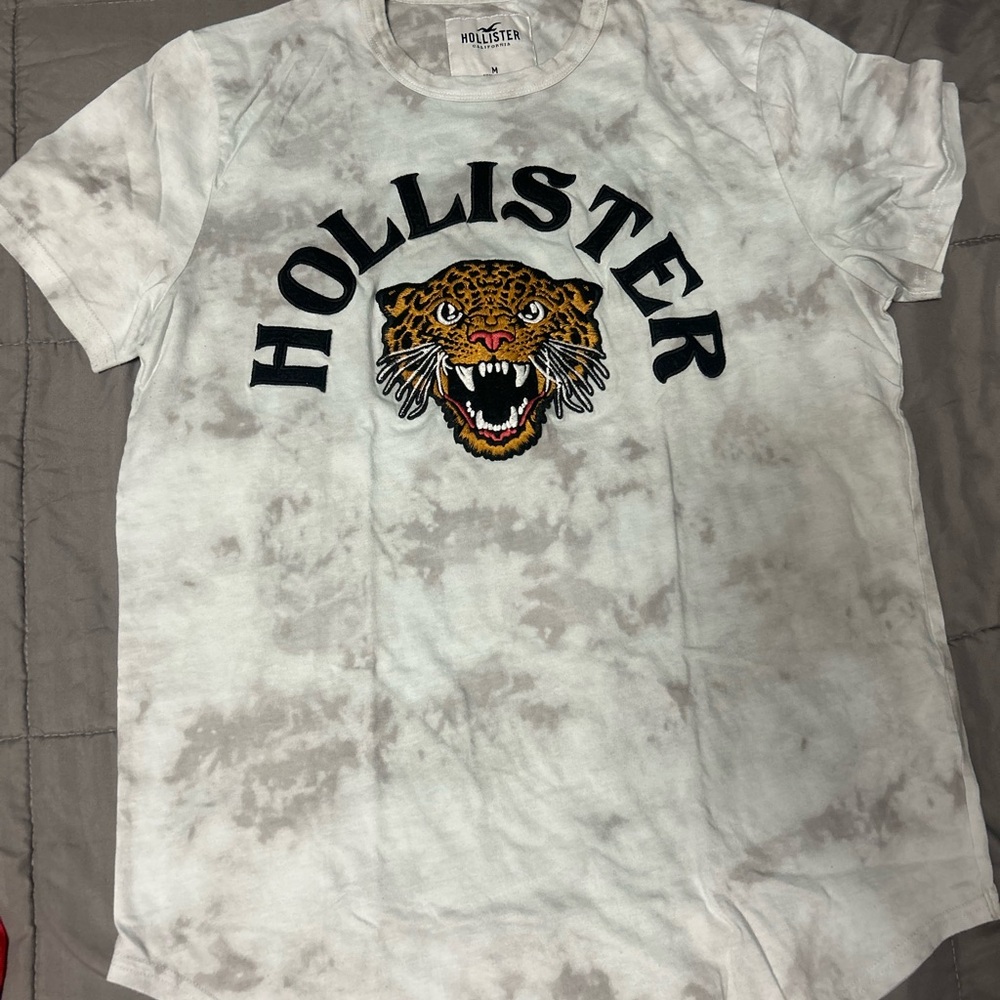 Hollister White Short Sleeve Tee with Tiger Graphic